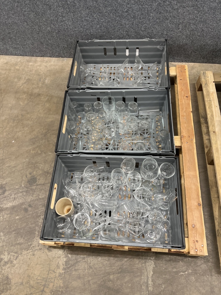 1546408-2 Assortment of glasses and mugs