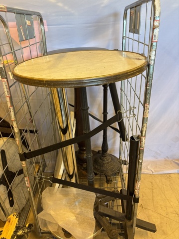 1548773-11 Samling med diverse bord