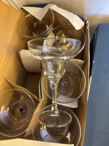 1548778-18 Samling med glas och alkoholfri dryck