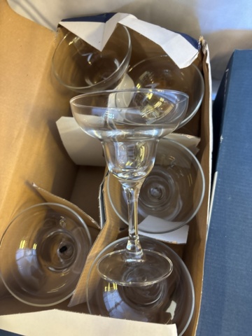 1548778-19 Samling med glas och alkoholfri dryck