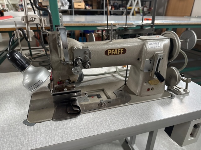 1546028-1 Industrial sewing machine - PFAFF 142, double needle with accessories for pleat sewing