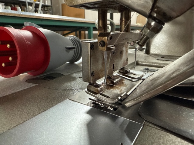 1546028-13 Industrial sewing machine - PFAFF 142, double needle with accessories for pleat sewing