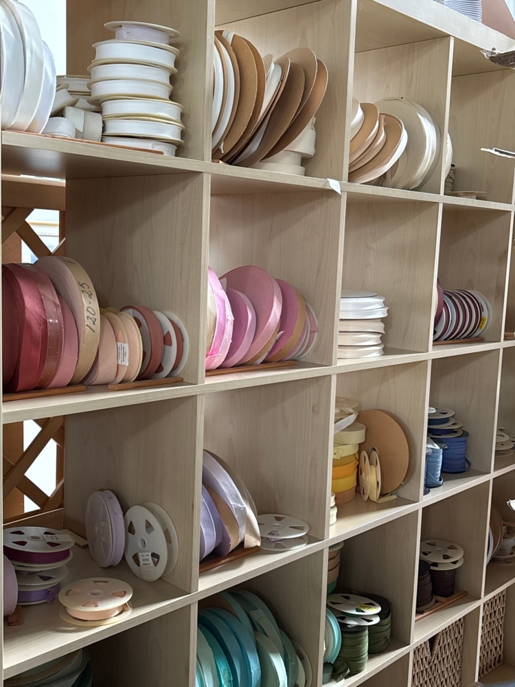 1546044-2 Shelves 2 pcs with contents - Edging, fringes, decorative ribbons
