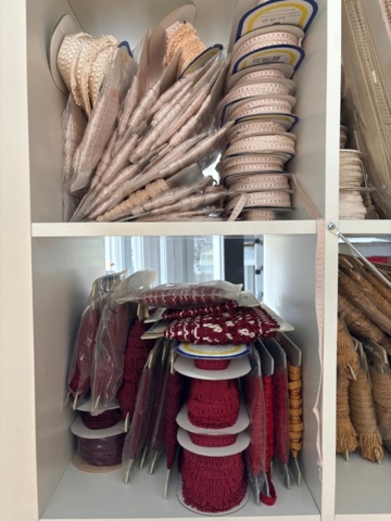 1546044-6 Shelves 2 pcs with contents - Edging, fringes, decorative ribbons