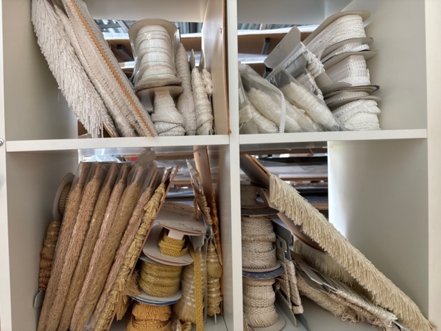 1546044-7 Shelves 2 pcs with contents - Edging, fringes, decorative ribbons