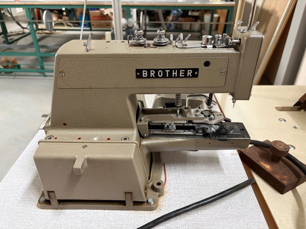 1546051-1 Industriell knappmaskin - Brother CB3-B912-1