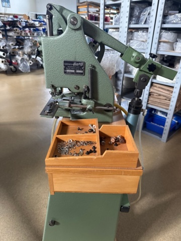 1546032-2 Eyelet machine with eyelets - Constantin Hang 1035CD