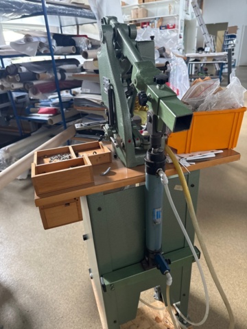 1546032-3 Eyelet machine with eyelets - Constantin Hang 1035CD