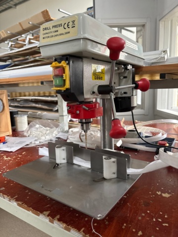 1546043-3 Drilling machine with rig for center drilling of pleated blinds