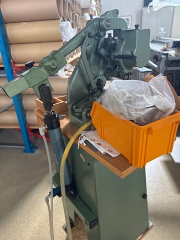 1546032-4 Eyelet machine with eyelets - Constantin Hang 1035CD