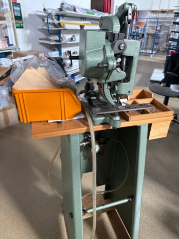 1546032-5 Eyelet machine with eyelets - Constantin Hang 1035CD