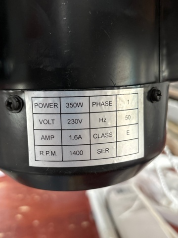 1546043-4 Drilling machine with rig for center drilling of pleated blinds