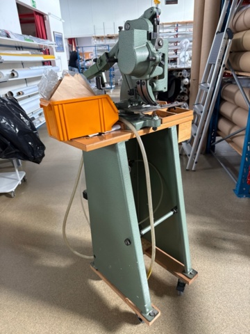 1546032-6 Eyelet machine with eyelets - Constantin Hang 1035CD