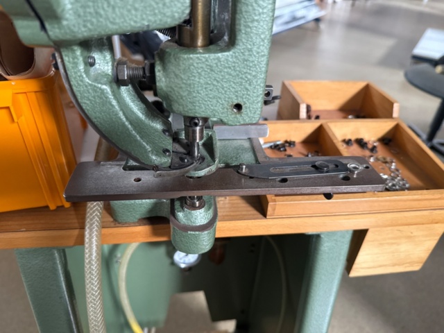 1546032-8 Eyelet machine with eyelets - Constantin Hang 1035CD