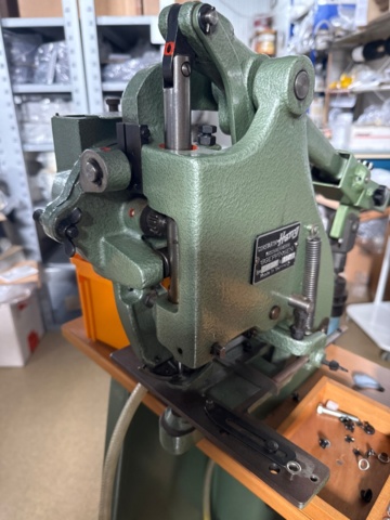 1546032-9 Eyelet machine with eyelets - Constantin Hang 1035CD