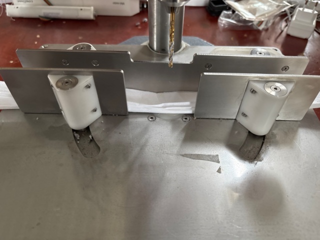 1546043-5 Drilling machine with rig for center drilling of pleated blinds
