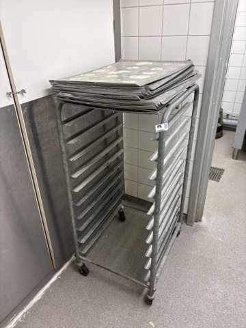 1544684-1 Tray trolley and plates