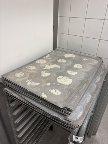 1544684-2 Tray trolley and plates