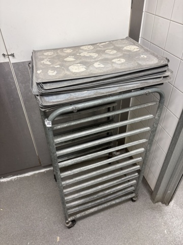 1544684-3 Tray trolley and plates