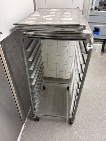 1544684-4 Tray trolley and plates