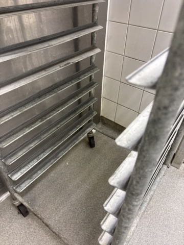 1544684-5 Tray trolley and plates