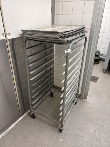 1544684-6 Tray trolley and plates