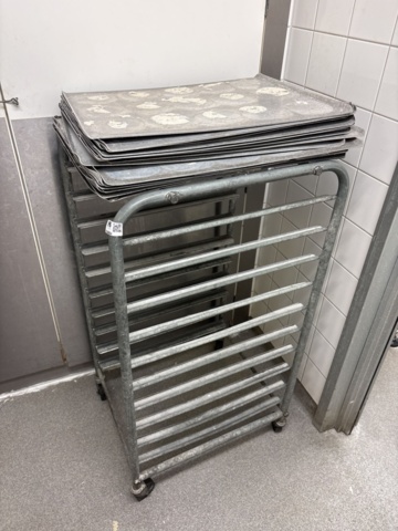 1544684-7 Tray trolley and plates