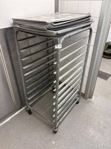 1544684-8 Tray trolley and plates