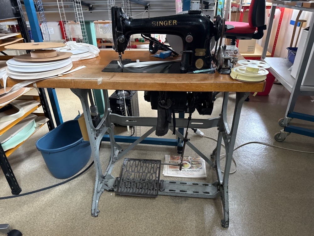 1546036-2 Retrosymaskin med tillbehör för kantband med bord - Singer 96K41