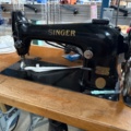 1546036-1 Retro sewing machine with edging accessories with table - Singer 96K41