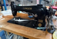 1546036 Retro sewing machine with edging accessories with table - Singer 96K41