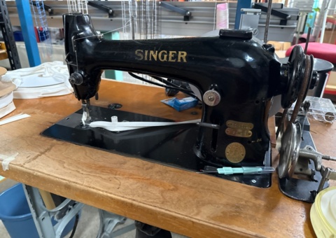Retrosymaskin med tillbehör för kantband med bord - Singer 96K41