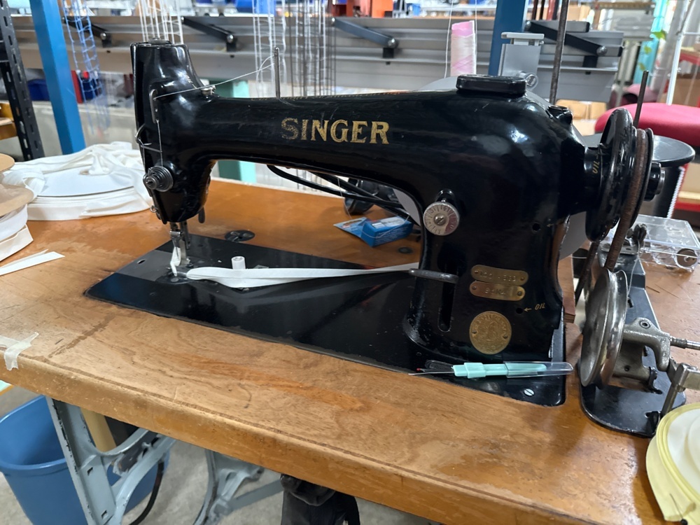 1546036-1 Retrosymaskin med tillbehör för kantband med bord - Singer 96K41