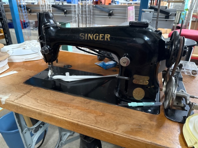 1546036-1 Retro sewing machine with edging accessories with table - Singer 96K41