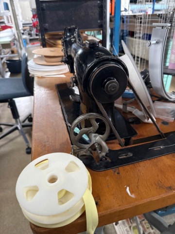 1546036-3 Retro sewing machine with edging accessories with table - Singer 96K41