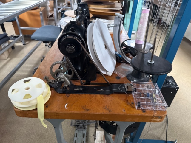 1546036-4 Retro sewing machine with edging accessories with table - Singer 96K41