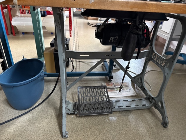 1546036-5 Retro sewing machine with edging accessories with table - Singer 96K41