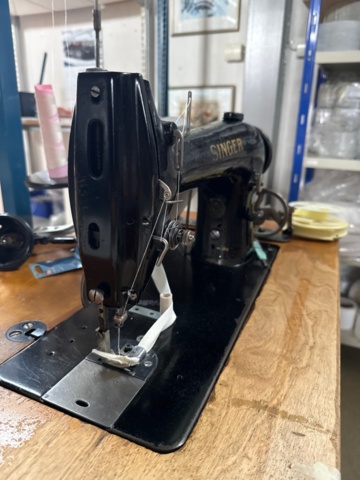 1546036-7 Retro sewing machine with edging accessories with table - Singer 96K41