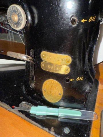 1546036-8 Retro sewing machine with edging accessories with table - Singer 96K41