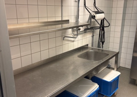 Diskbänkar 4 st och hyllor 2 st