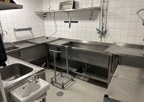 Alla bänkar och hyllor i rummet