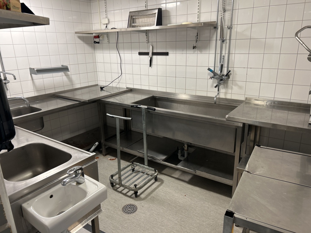 1544817-1 Alla bänkar och hyllor i rummet