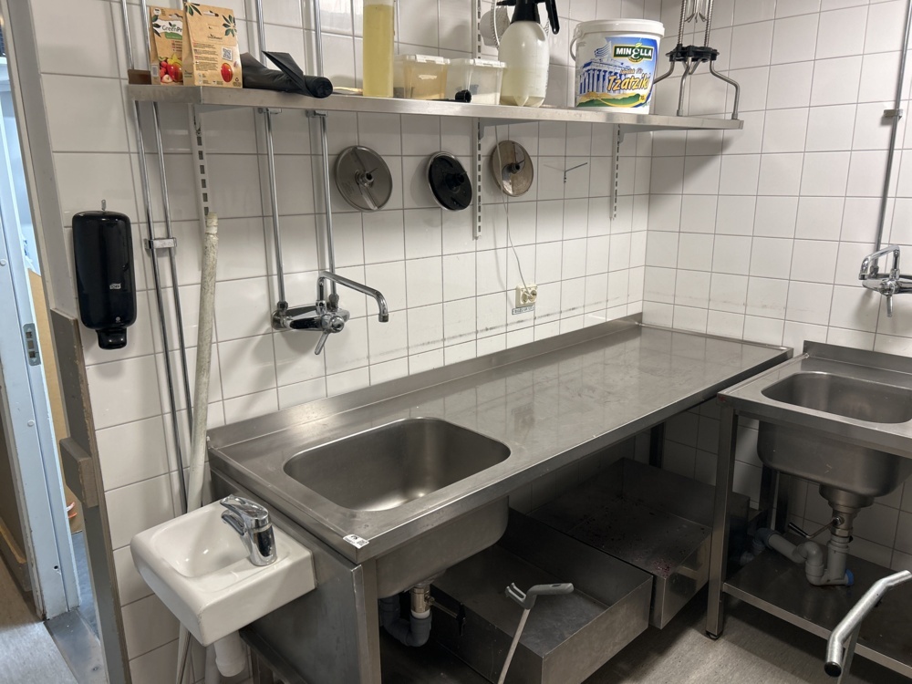 1544817-2 Alla bänkar och hyllor i rummet