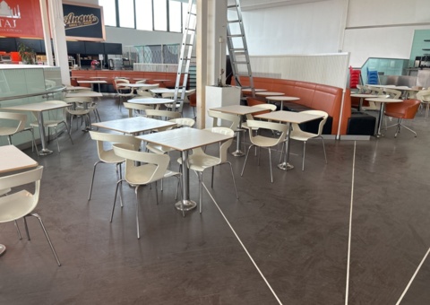 Parti med restaurangmöbler - Stolar, bord, m.m.
