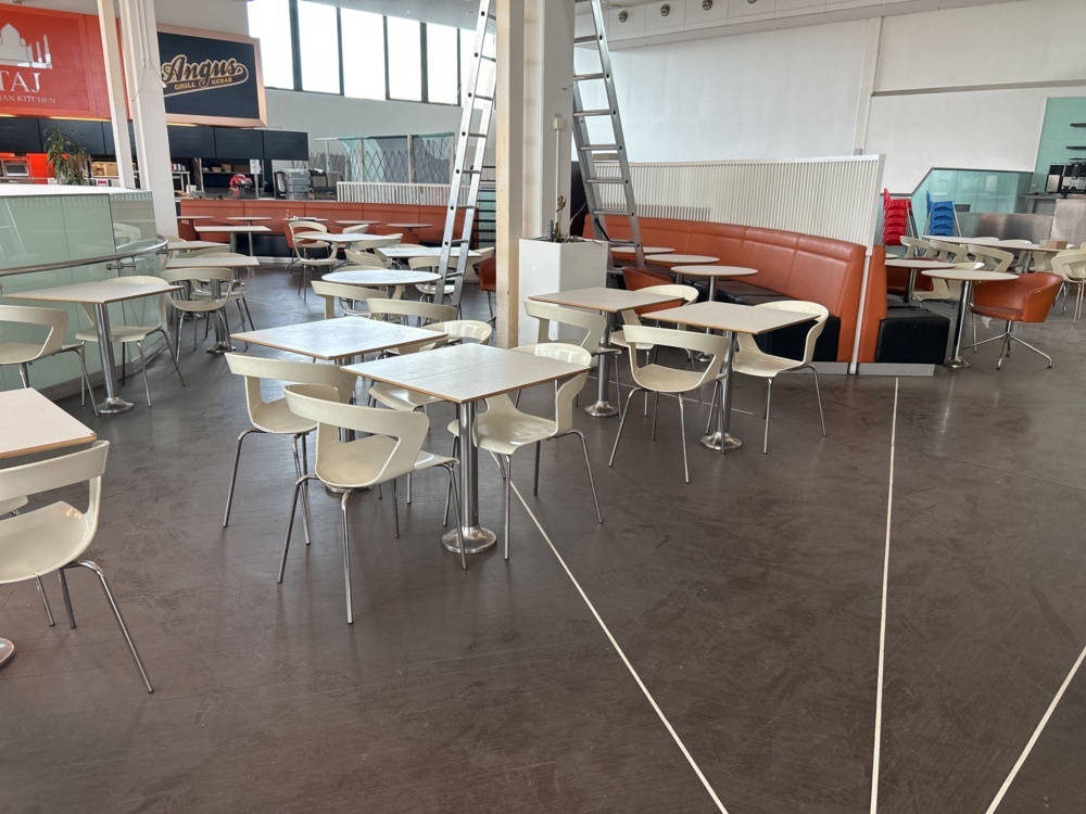 1544810-1 Parti med restaurangmöbler - Stolar, bord, m.m.