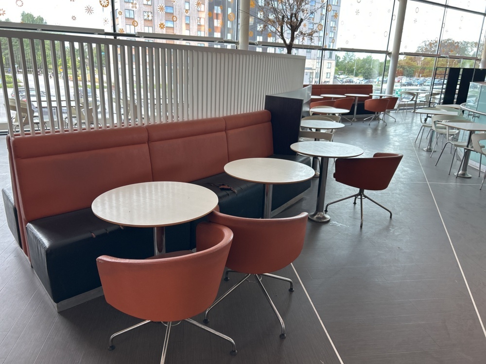 1544810-2 Parti med restaurangmöbler - Stolar, bord, m.m.