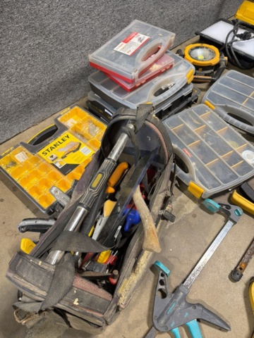 1419899-10 Större samling med verktyg och byggtillbehör