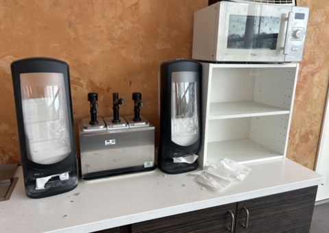 Såsdispenser, servettdispenser och mikrovågsugn