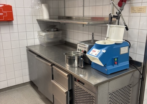 Arbetsbänk och hyllor 2 st