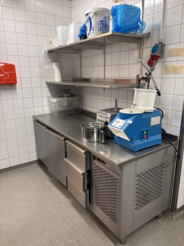 1544704-1 Arbetsbänk och hyllor 2 st
